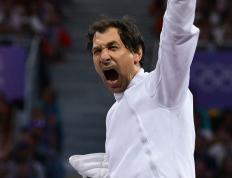 IM体育赛事直播入口-法国运动员在击剑比赛中奋勇争先