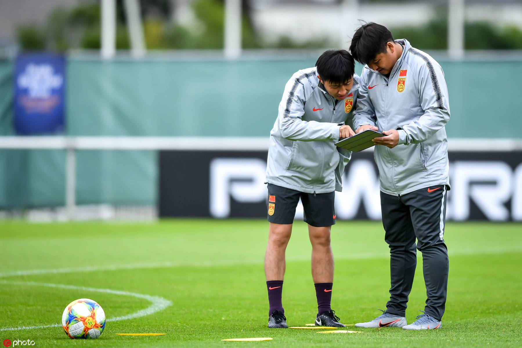 IM体育动画直播通道-巴西女足队员团结一致，赢得掌声