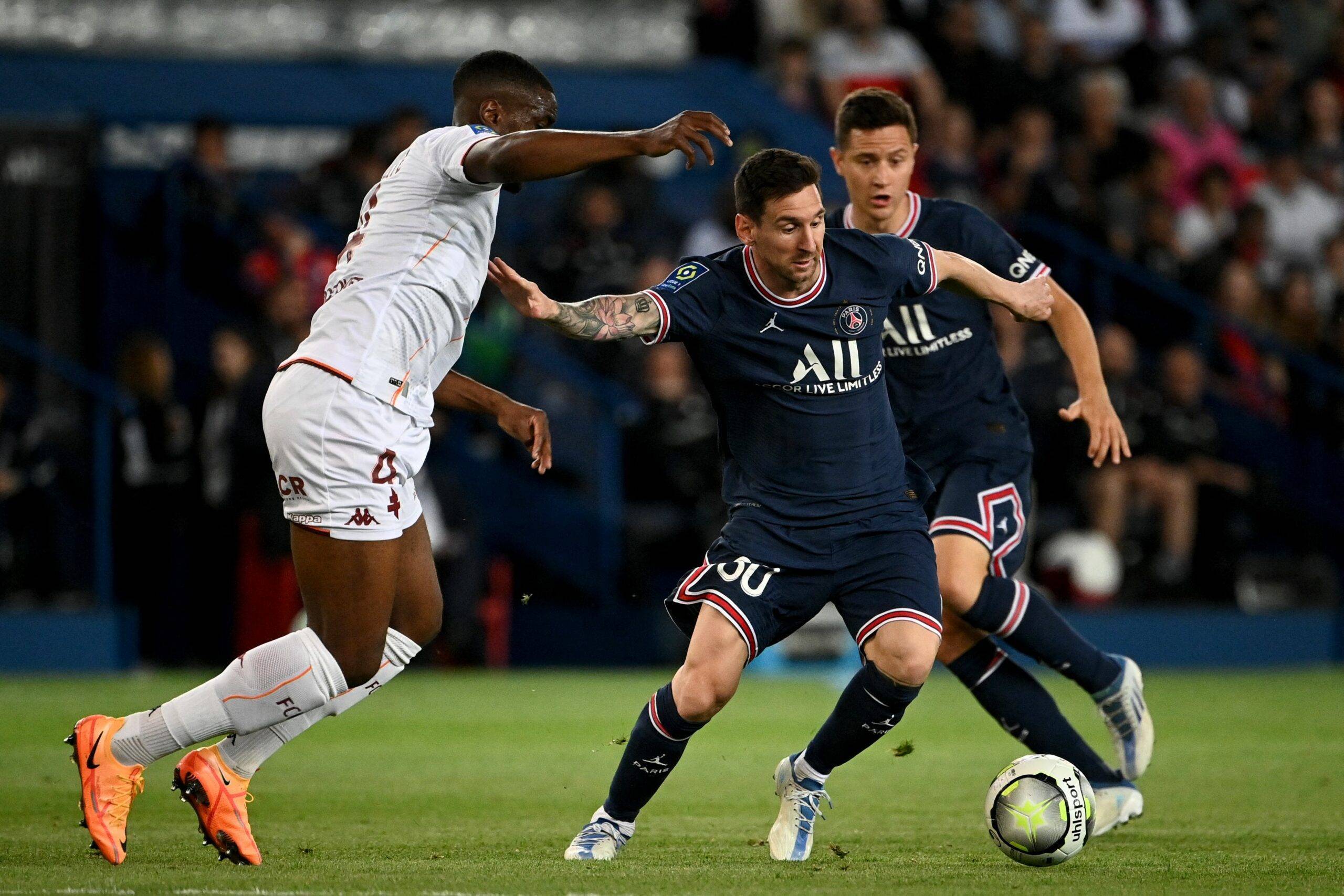 IM体育app-关于足球比赛中的精彩瞬间，球员表现引人瞩目的信息