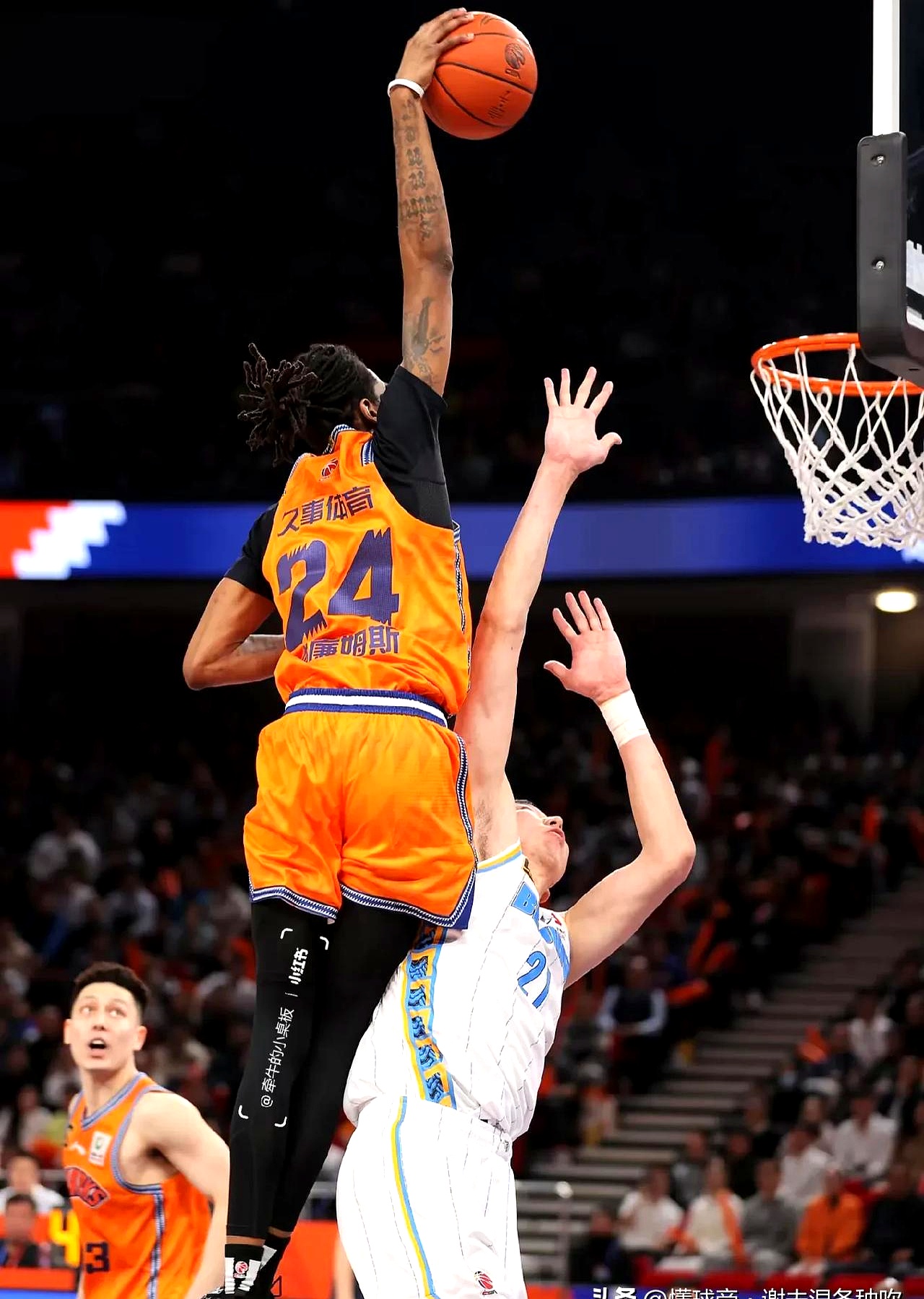 IM体育动画直播通道-防守铁闸受伤下场,球队失去重要支柱