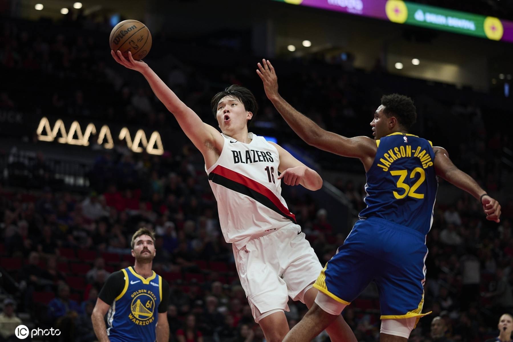 IM体育在线注册-篮网险胜勇士，王哲林点燃赛场