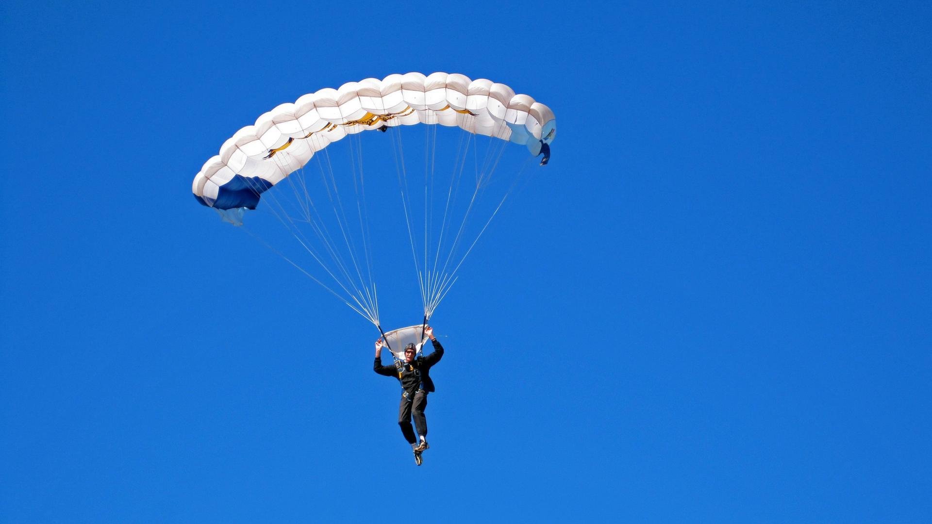 IM体育官方平台-霍勒迪的终极接管，黄蜂式防守如何锁定总冠军，雷霆在决胜局的无解谜题